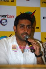 Abhishek Bachchan at Dum Maro Dum DVD launch in Shoppers Stop, Mumbai on 4th June 2011 (36).JPG